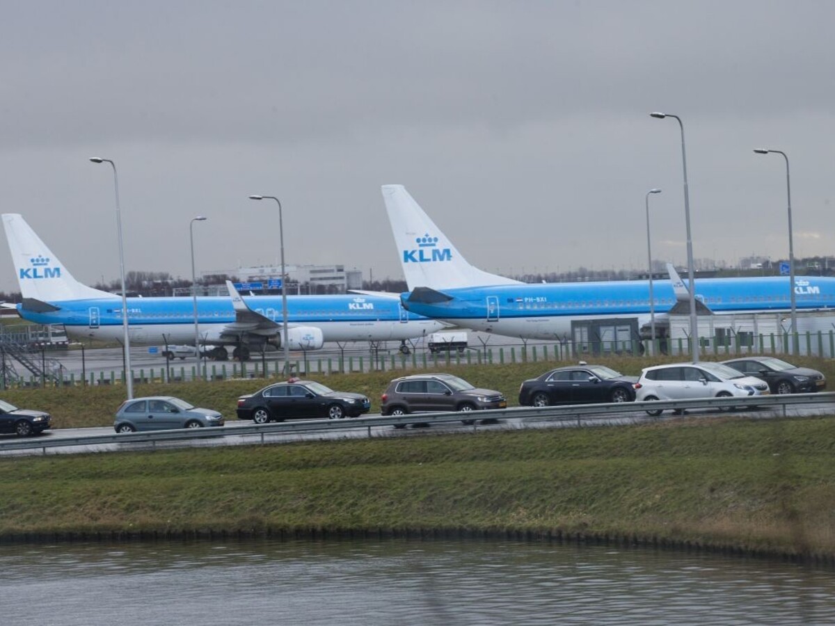 Muž pohrozil bombou. Terminál amsterdamského letiska vypratali
