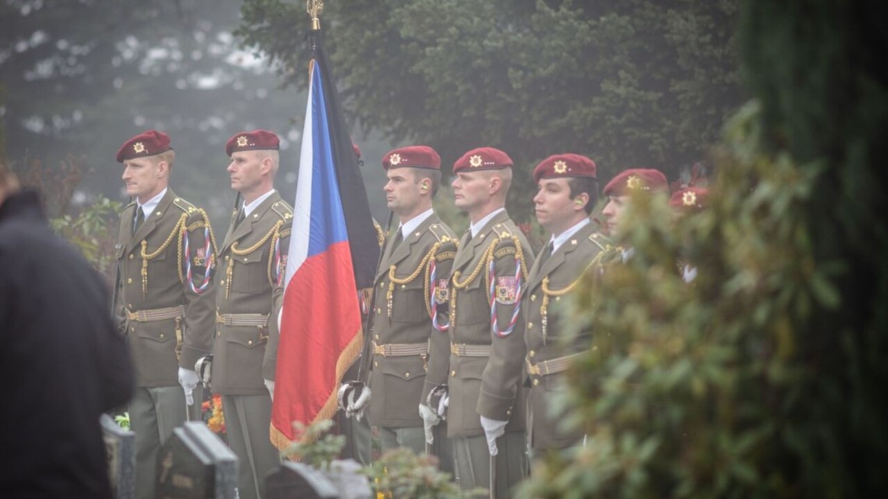 Česko vlajka vojaci pocta spomienka 1140 px (ČTK)