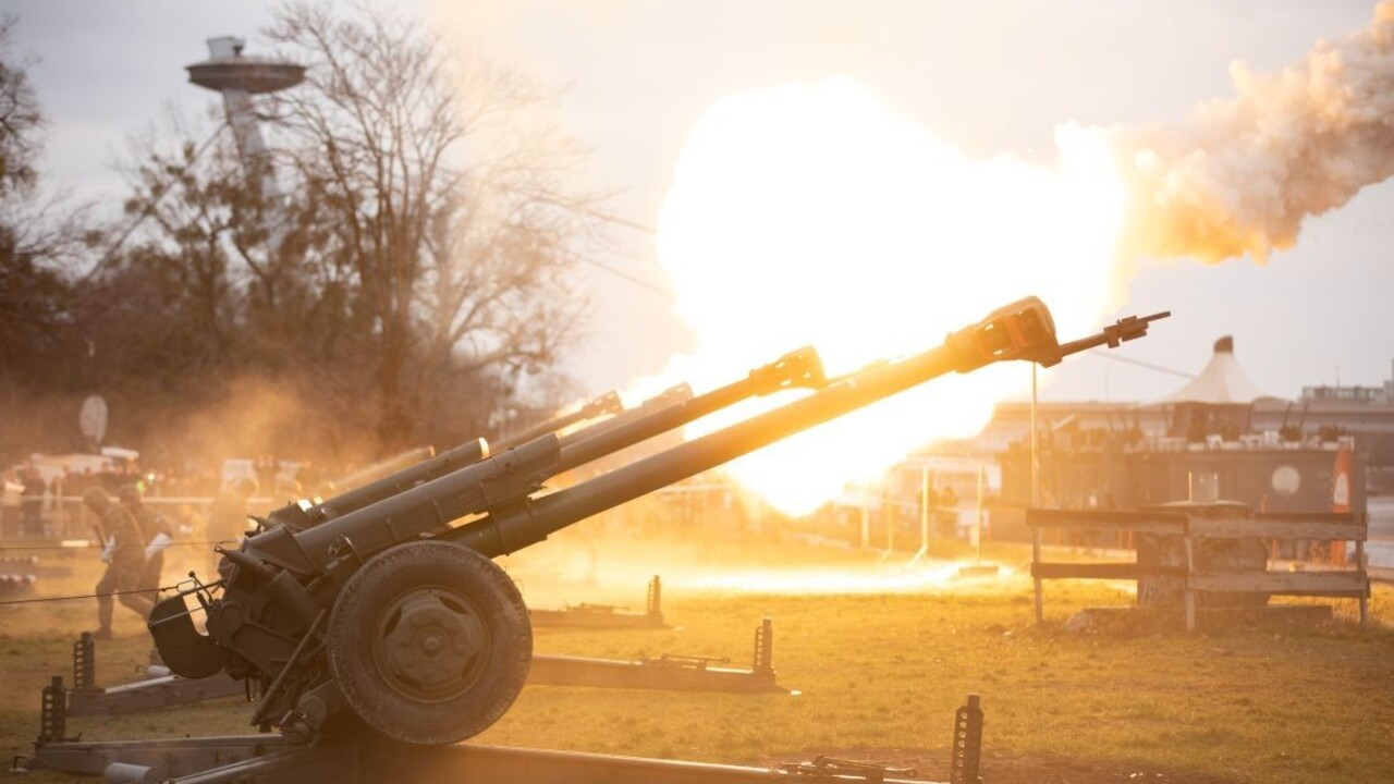 Fotogaléria: Vojaci vypálili delostrelecké salvy a privítali nový rok