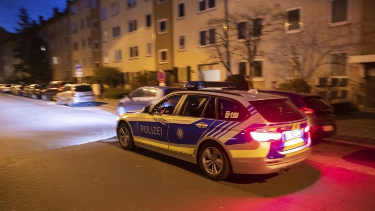 Päťdesiatnik narážal do ľudí autom, údajne chcel zabíjať cudzincov