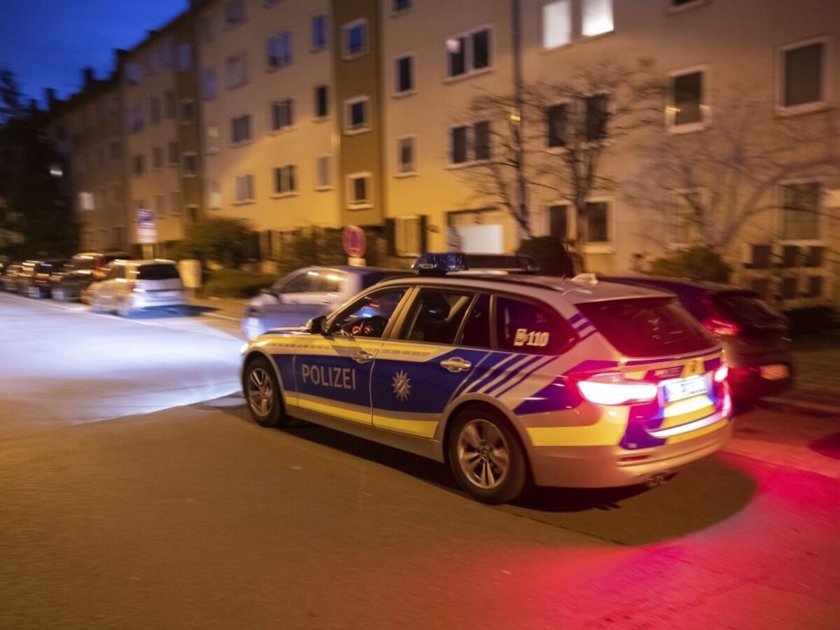 Päťdesiatnik narážal do ľudí autom, údajne chcel zabíjať cudzincov