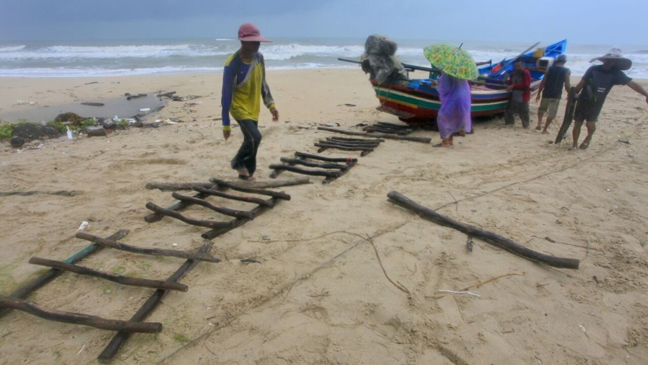 Turisti utekajú, silná tropická búrka udrela na thajské pobrežie