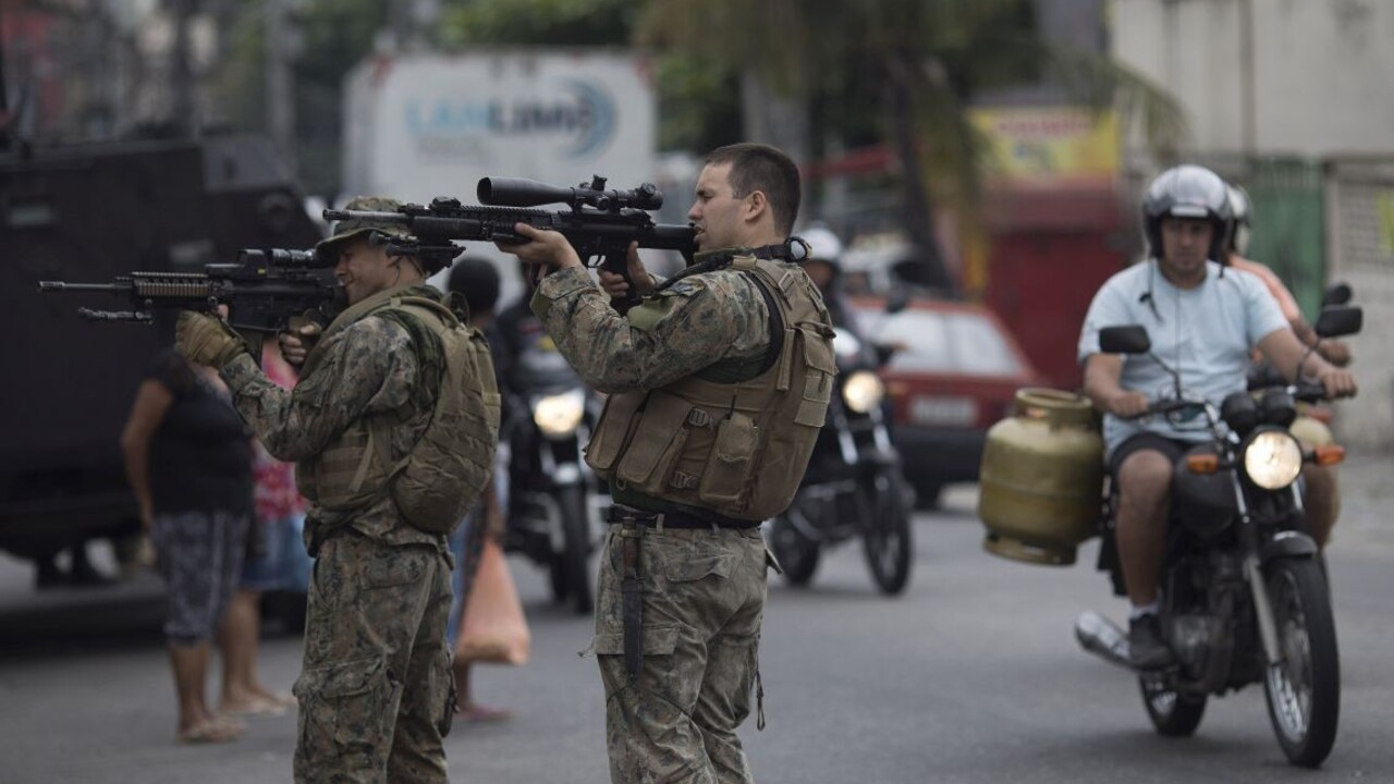 Môžu strieľať na ozbrojencov. Nový guvernér začal boj proti zločinu
