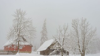 Oravská Lesná nevie, čo so snehom. Nasadili všetku techniku