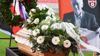 Slovensko sa rozlúčilo s futbalovou legendou Jozefom Adamcom