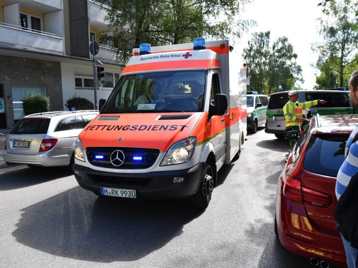 Drzý vodič preparkoval odstavenú sanitku, blokovala mu auto