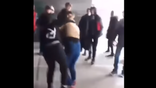 Internet obletelo poburujúce video, mladé Košičanky sa surovo bijú