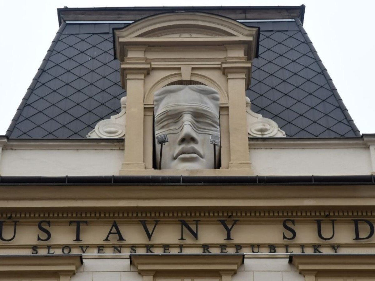 Poznáme všetkých kandidátov na ÚS. Pribudli aj známe mená