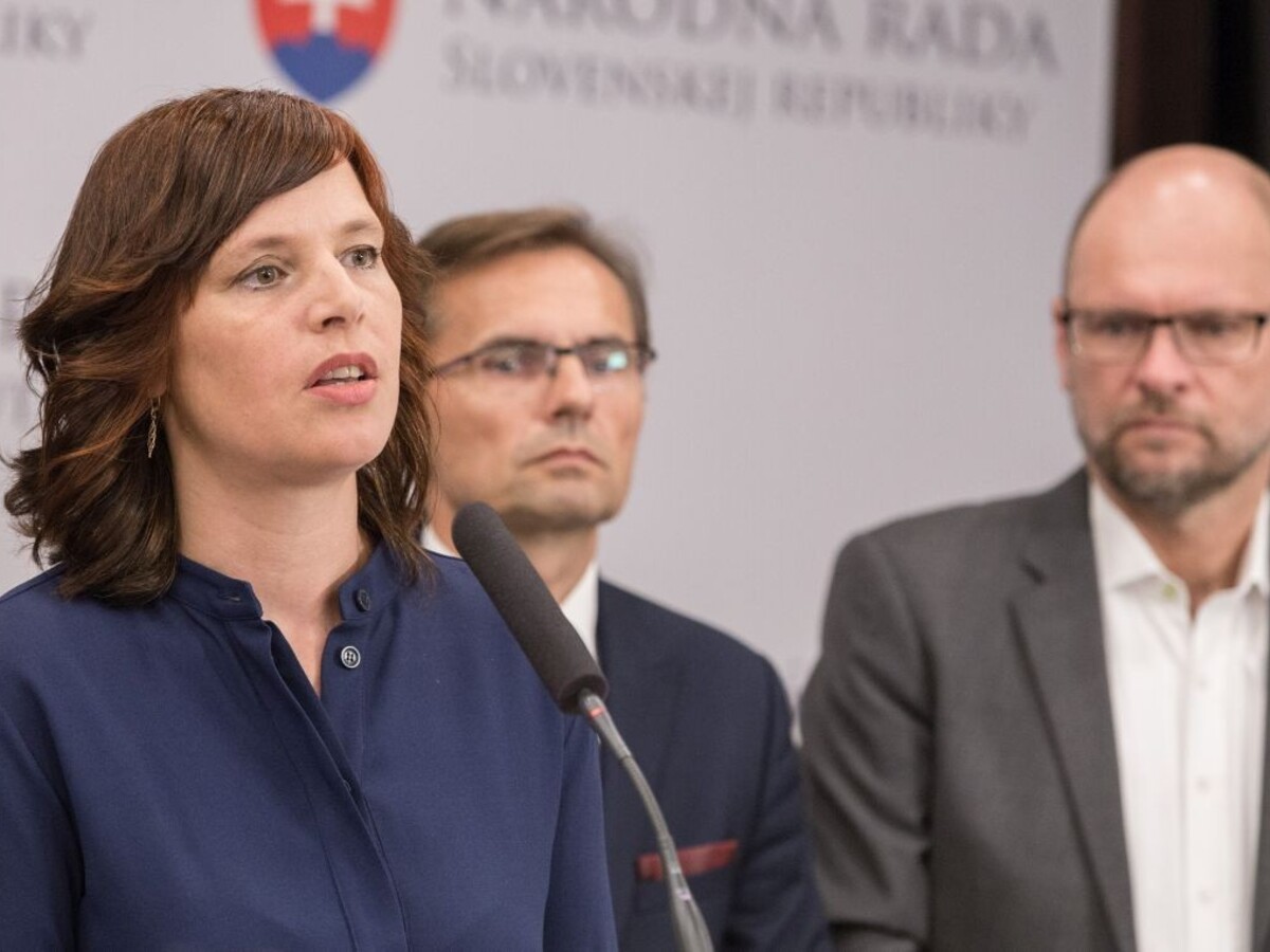 Stratil súdnosť, koniec Smeru sa blíži. Opozícia reaguje na Fica