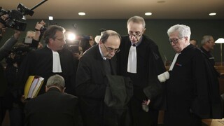 Kardinál, ktorý mal kryť pedofilného kňaza, sa postavil pred súd