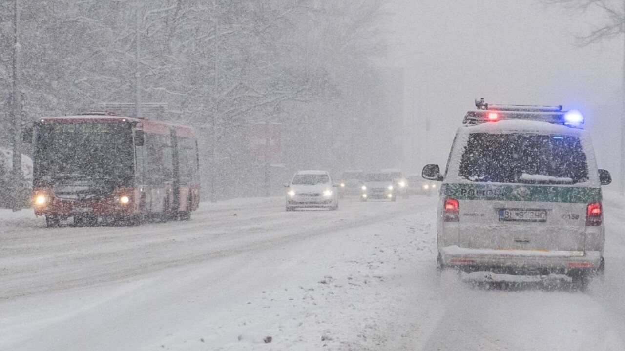 Z auta mali strieľať na vodiča autobusu bratislavskej MHD