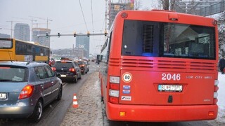 Takto vyzeral autobus MHD po údajnej streľbe. Žiadajú o pomoc