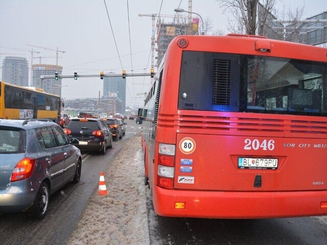 Takto vyzeral autobus MHD po údajnej streľbe. Žiadajú o pomoc