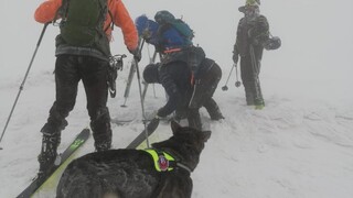 Lavína v horách zasypala skialpinistu, našli ho príliš neskoro