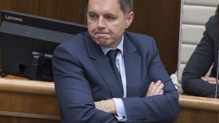 Exminister financií a guvernér Národnej banky Slovenska Peter Kažimír je obvinený z podplácania