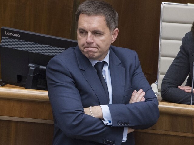 Exminister financií a guvernér Národnej banky Slovenska Peter Kažimír je obvinený z podplácania
