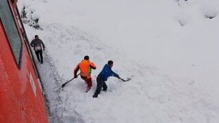 Kamzíka zavalil sneh z pluhu, zachraňovali ho železničiari