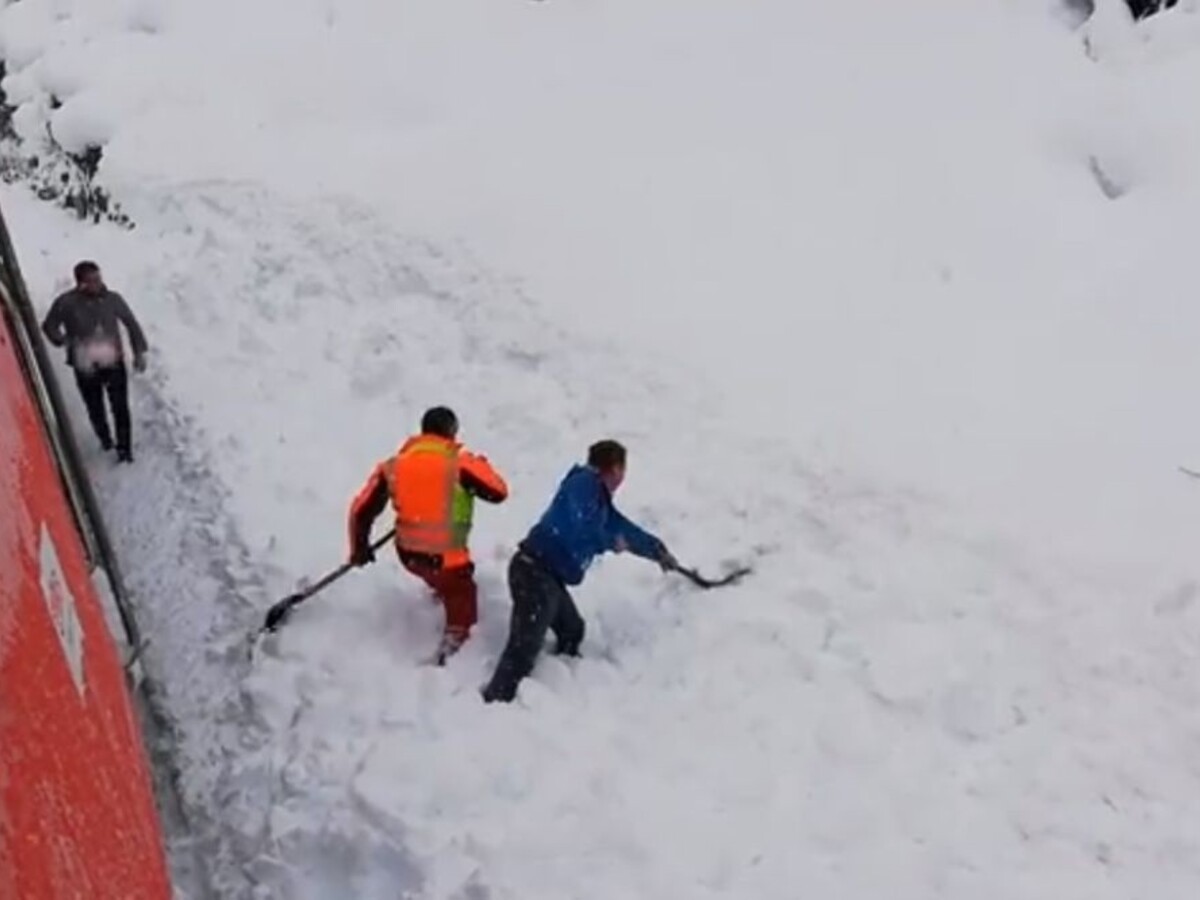 Kamzíka zavalil sneh z pluhu, zachraňovali ho železničiari