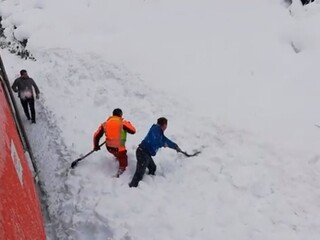 Kamzíka zavalil sneh z pluhu, zachraňovali ho železničiari