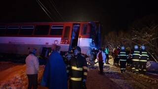 Osobný vlak sa zrazil s kamiónom, nehoda si vyžiadala ranených