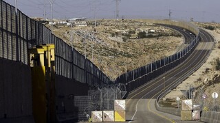 Diaľnica, ktorá segreguje. Izraelskú a palestínsku dopravu delí múr