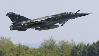 Trosky stíhačky našli roztrúsené na svahoch, posádka neprežila