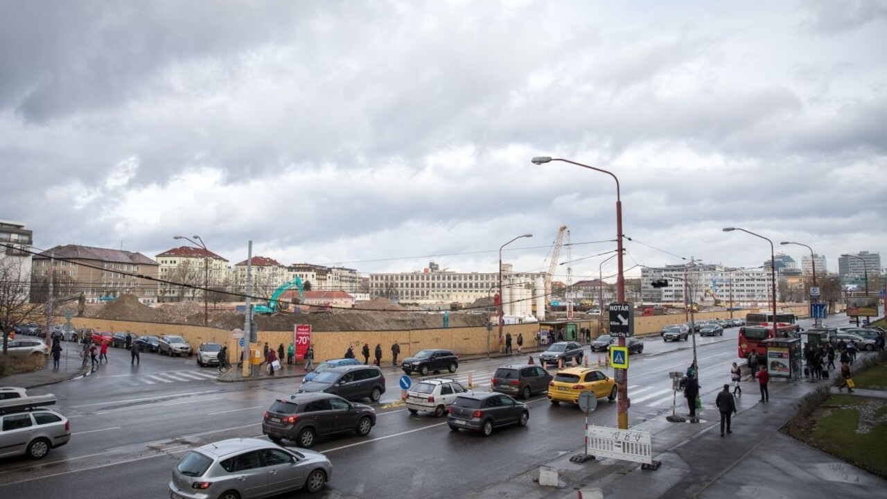 Po víkende sa to začne. Obmedzia premávku na Nivách i zjazd z D1