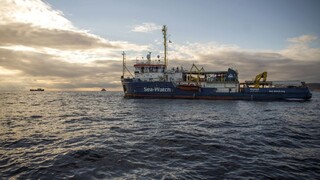 Migranti riskujú životy nebezpečnou plavbou na britské ostrovy