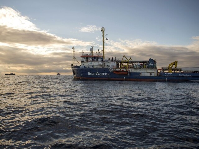 Migranti riskujú životy nebezpečnou plavbou na britské ostrovy