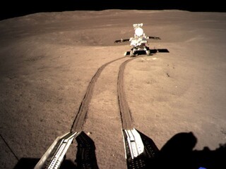 Čínsky lunochod ukázal panorámu odvrátenej strany Mesiaca