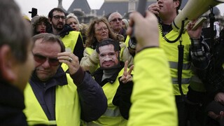 Protesty žltých viest sa nezaobišli bez sporov, prišli desaťtisíce ľudí