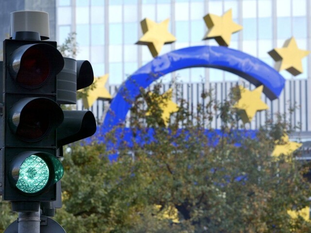 Bankári, podnikatelia aj vláda sa zhodli, euro Slovensku pomohlo