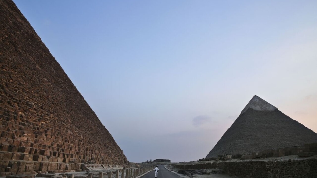 Egyptskú študentku vylúčili zo školy, dôvodom je objatie muža