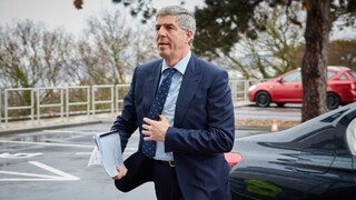 Bugár odovzdal podpisy a neprezradil, či podporí Fica