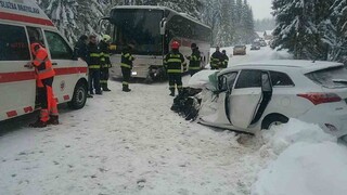 Autobus plný detí sa na Orave zrazil s osobným autom