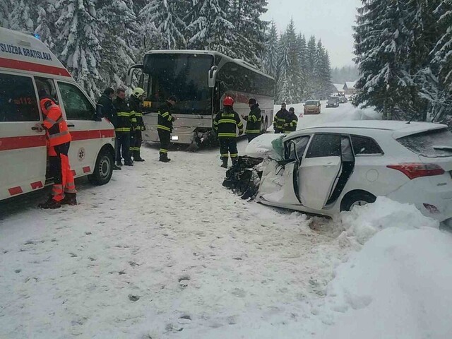 Autobus plný detí sa na Orave zrazil s osobným autom