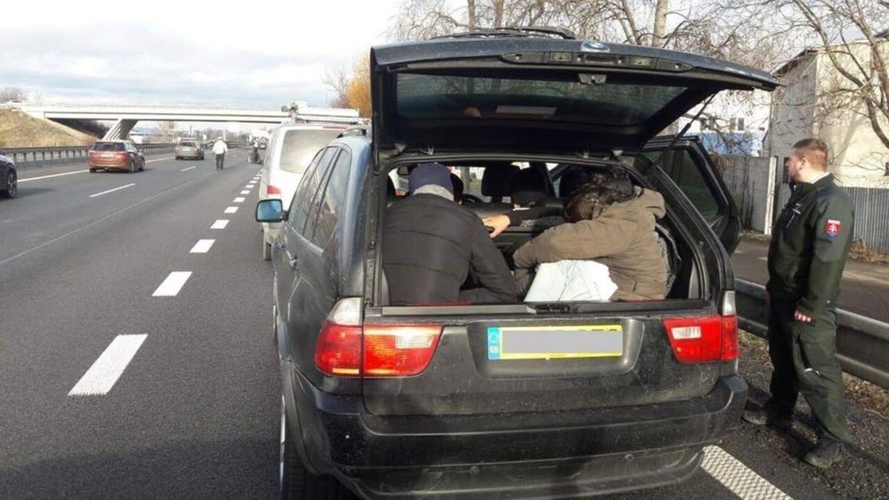 Auto s ôsmimi Iračanmi na D2 uniklo slovenským policajtom