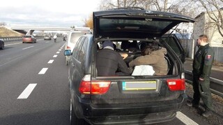 Auto s ôsmimi Iračanmi na D2 uniklo slovenským policajtom