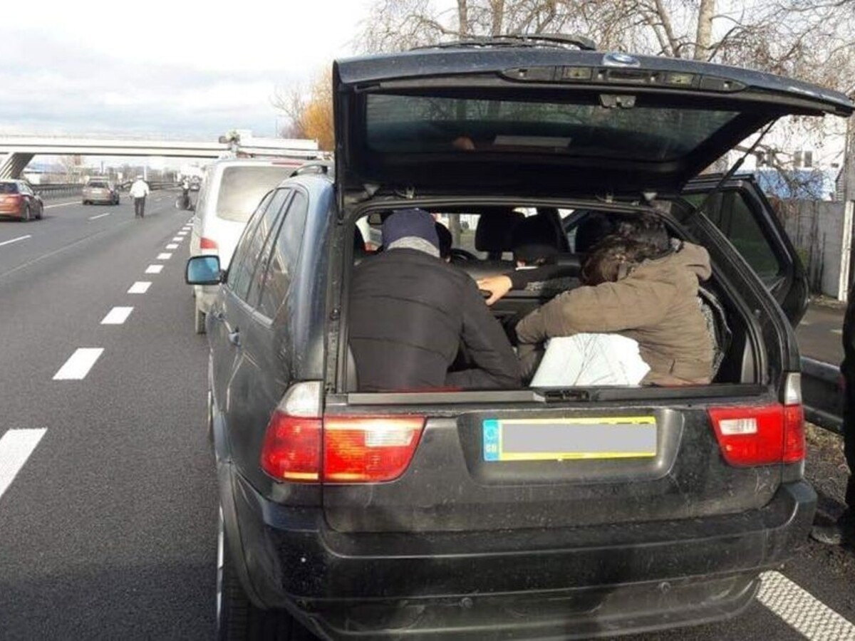 Auto s ôsmimi Iračanmi na D2 uniklo slovenským policajtom