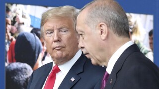 Trump po vyhrážkach zmiernil rétoriku, telefonoval s Erdoganom