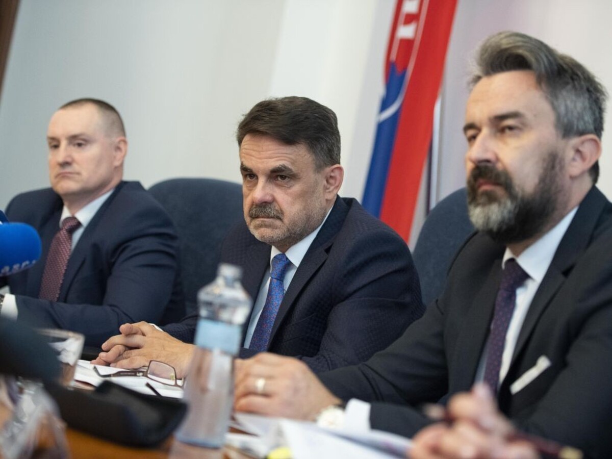 Čižnár odvolal námestníka, ktorý priznal kontakt so Zsuzsovou