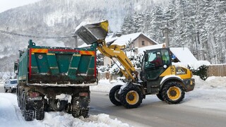 Snehová nádielka bude naďalej komplikovať situáciu na cestách