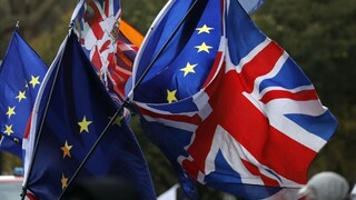 Mayová prehrala. Britský parlament odmietol jej dohodu o brexite