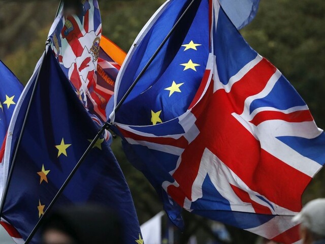 Mayová prehrala. Britský parlament odmietol jej dohodu o brexite