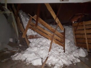 Na severe sa prepadla strecha závodu, s kalamitou bojujú aj vojaci