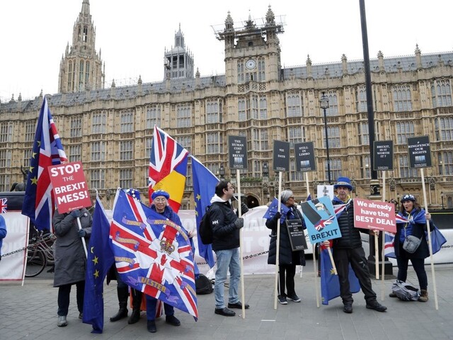 Riziko tvrdého brexitu je vysoké, britská premiérka môže padnúť