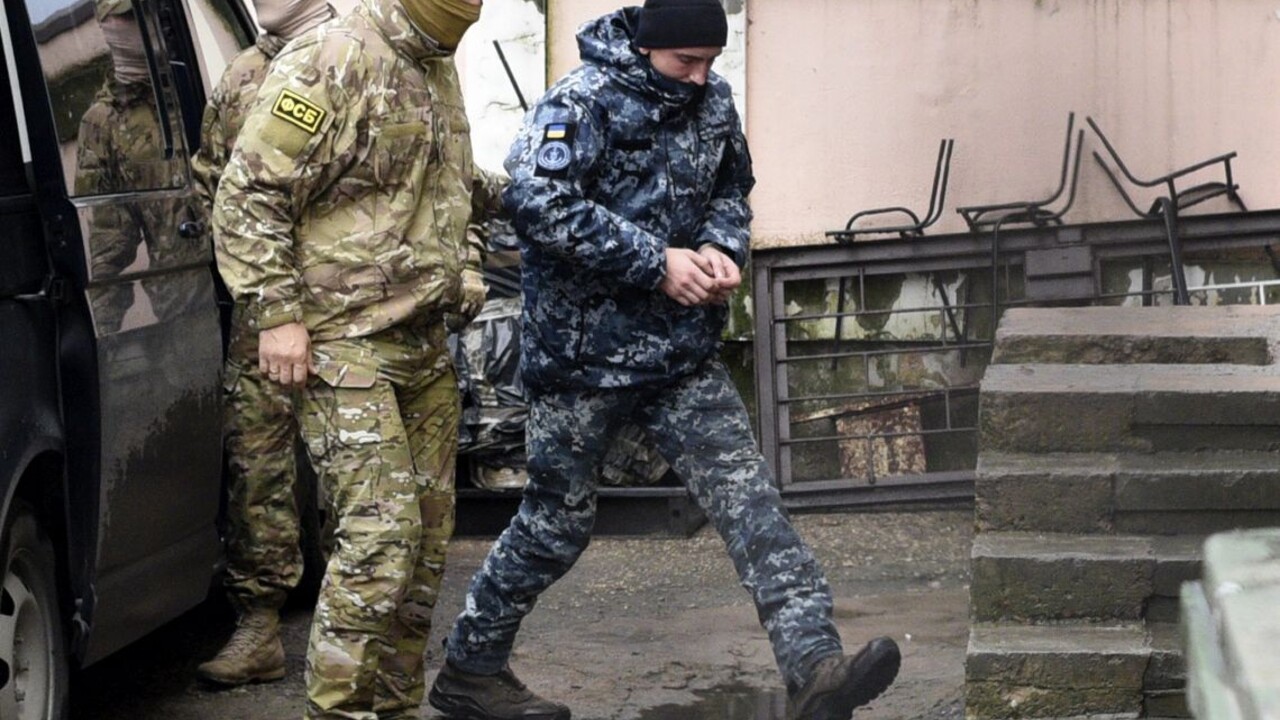 Rusko nechá všetkých zajatých ukrajinských námorníkov za mrežami