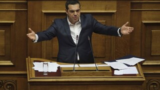 Vláda gréckeho premiéra ustála hlasovanie o dôvere o jediný hlas