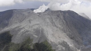 Sopka chrlila popol, jej posledná erupcia vysídlila takmer celý ostrov