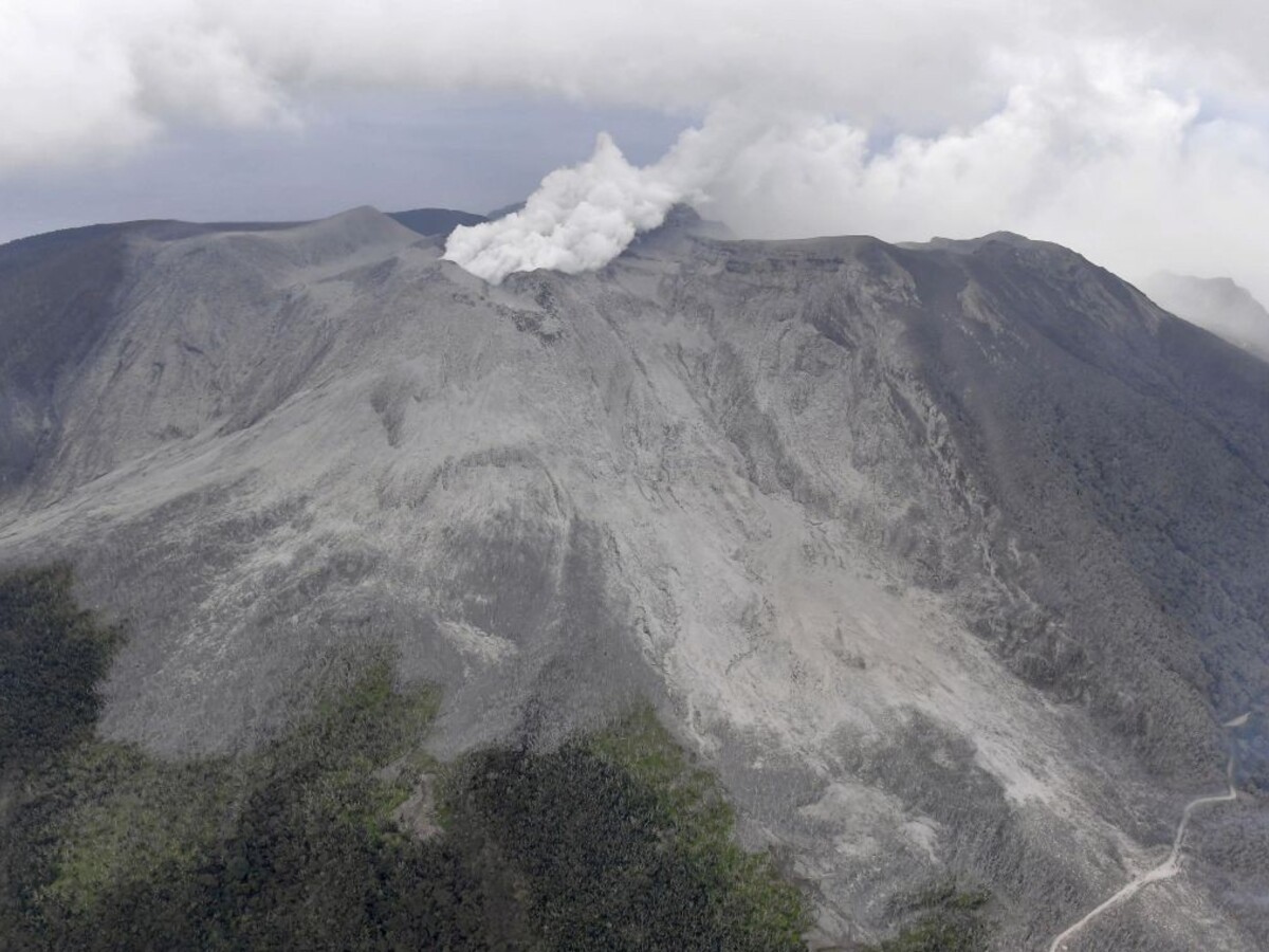 Sopka chrlila popol, jej posledná erupcia vysídlila takmer celý ostrov